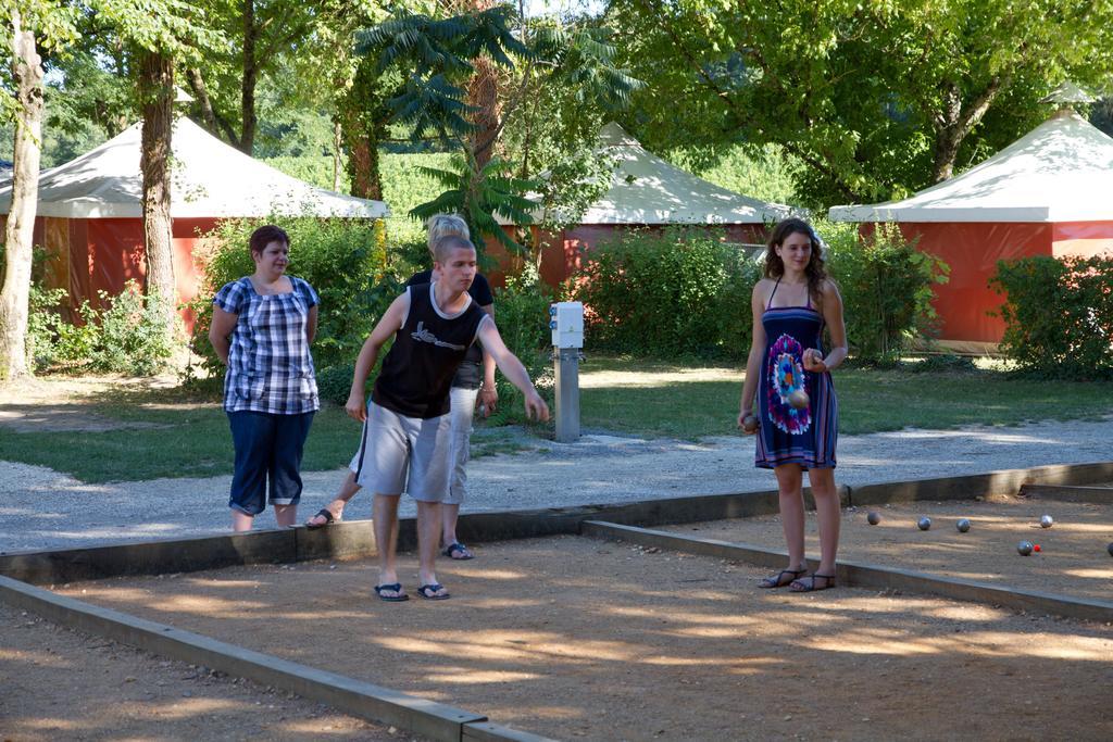 Camping Le Pressoir Petit-Palais-et-Cornemps Екстер'єр фото