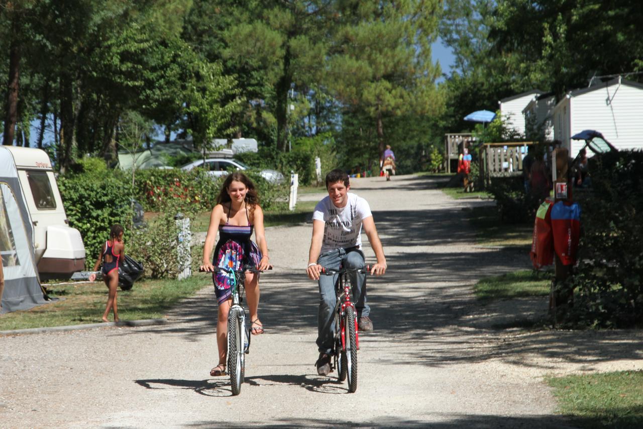 Camping Le Pressoir Petit-Palais-et-Cornemps Екстер'єр фото
